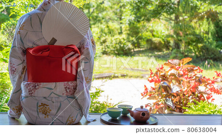 日本夏天的形象| 穿著浴衣的日本女人的背影。在門廊喝綠茶。背後的宇智波。 80638004
