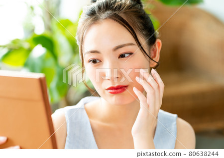 Women in their twenties looking at a mirror Women in their twenties looking at a mirror 80638244