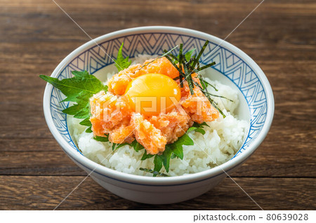 Salmon tataki bowl Salmon tataki bowl 80639028