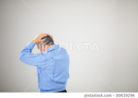 身後工作服的男性前輩 80639296