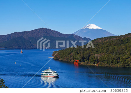 Kanagawa Prefecture, Hakone / Pleasure boat that goes around Mt. Fuji and Lake Ashi 80639825