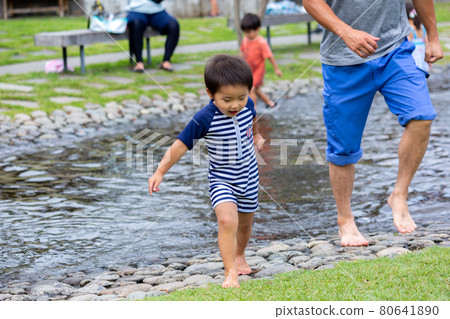 父母和孩子在公園裡玩耍 80641890