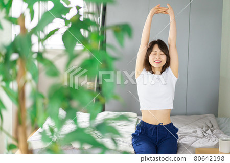 A young woman who wakes up in good health 80642198