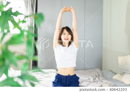 A young woman who wakes up in good health 80642203