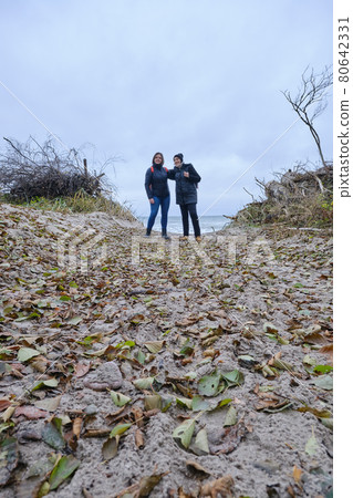 women near sea 80642331