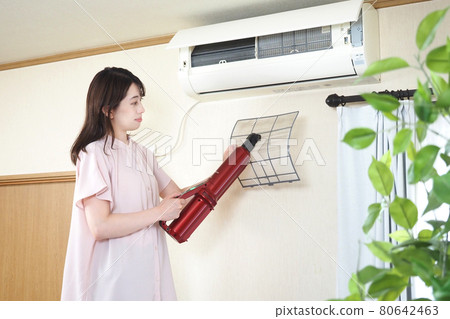 Housewife cleaning air conditioner filter Housewife cleaning air conditioner filter 80642463