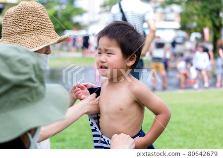 One frame of summer vacation, playing in the water, changing clothes One frame of summer vacation, playing in the water, changing clothes 80642679
