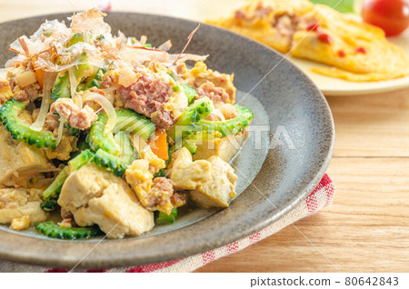 Corned beef hash goya champuru Corned beef hash goya champuru 80642843