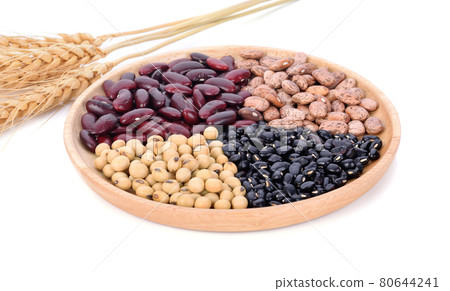 Variety of nut:red beans,black beans,soy beans and peanuts on white background 80644241