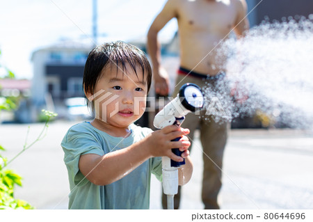 父母和孩子在水中玩耍 80644696