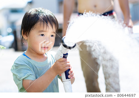 父母和孩子在水中玩耍 80644697