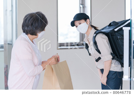 接受送貨單的資深婦女 80646778