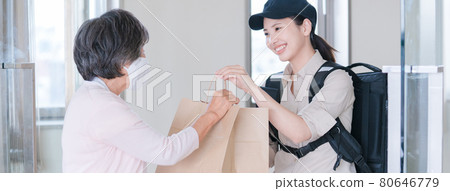 接受送貨單的資深婦女 80646779