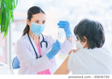 Healthcare workers who vaccinate seniors 80646780