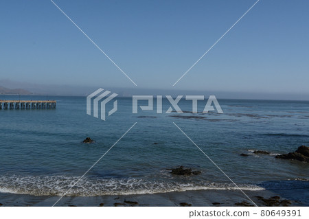 The Cayucos Pier on Cayucos State Beach at Estero bay on the Pacific Ocean in Cayucos, San Luis Obispo County, California 80649391
