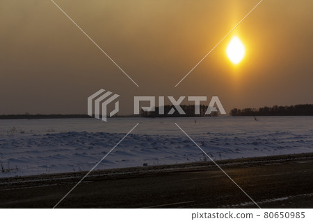 Sunrise before the appearance of the optical halo effect. The concept of studying the environment. Sunrise before the appearance of the optical halo effect. The concept of studying the environment. 80650985