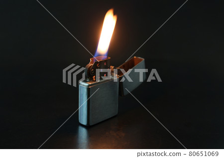 黑色背景打火機及其火焰 80651069