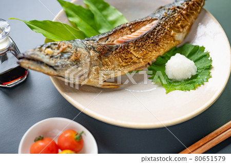Grilled whole mackerel with salt 80651579