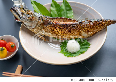 Grilled whole mackerel with salt 80651580