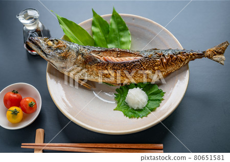 Grilled whole mackerel with salt 80651581