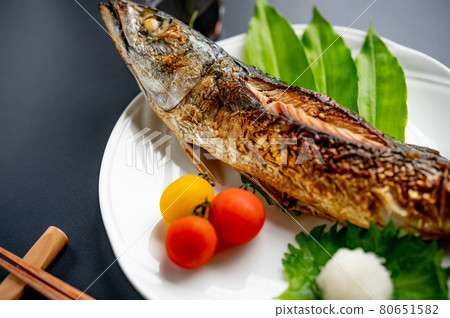 Grilled whole mackerel with salt 80651582
