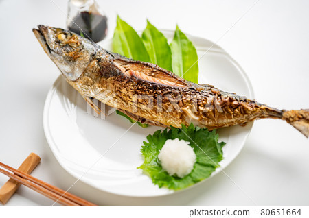 Grilled whole mackerel with salt 80651664