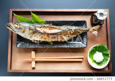 Grilled whole mackerel with salt 80651773