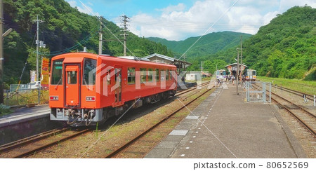 [Hiroshima Prefecture] Geibi Line and Kisuki Line meet at Bingo-Ochiai Station 80652569