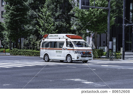 鳴響警笛並在市內奔跑的急救車(救護車) 鳴響警笛並在市內奔跑的急救車(救護車) 80652608