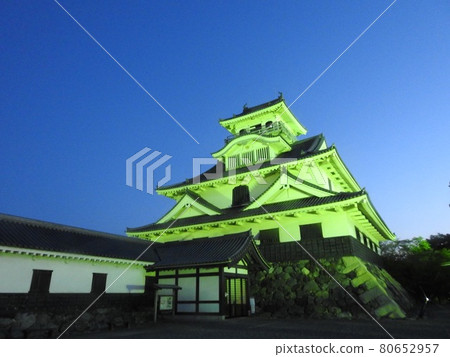 Nagahama Castle and dusk 80652957