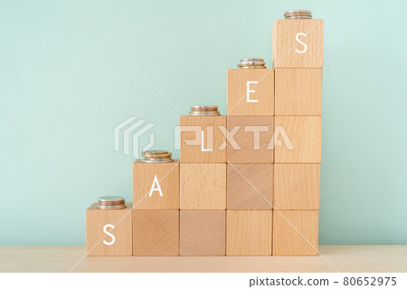 銷售額增加 | 積木和金錢，上面寫著“SALES” 80652975