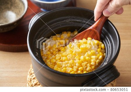 用砂鍋煮熟的玉米飯 用砂鍋煮熟的玉米飯 80653051