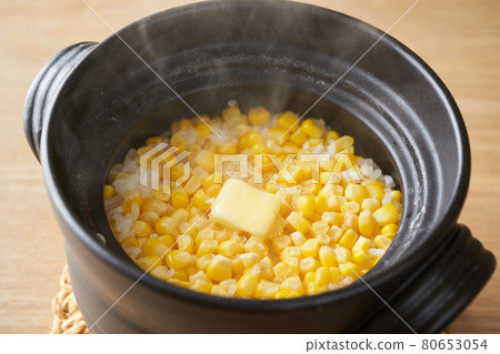 用砂鍋煮熟的玉米飯 80653054