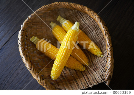 Freshly boiled corn 80653399