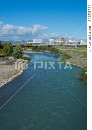 大河水流和城市景觀 大河水流和城市景觀 80653723