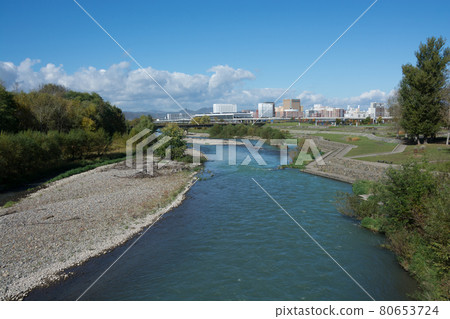 大河水流和城市景觀 大河水流和城市景觀 80653724