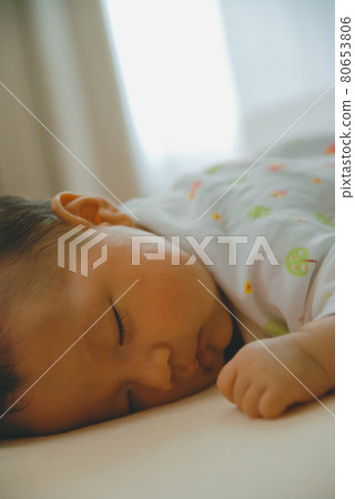 1 month old 80653806
