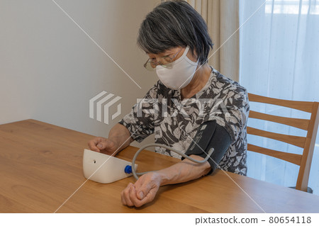 Elderly women who measure blood pressure while wearing a mask against the new coronavirus Elderly women who measure blood pressure while wearing a mask against the new coronavirus 80654118