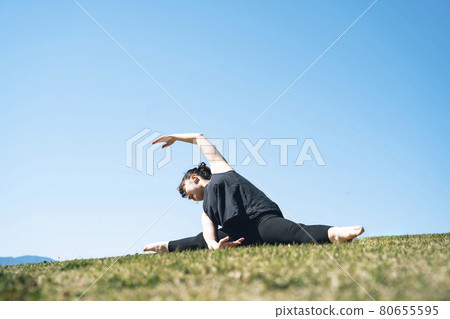 張開雙腿，伸展，瑜伽，古典芭蕾 80655595