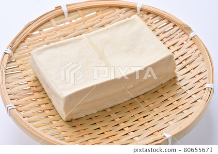 "Cotton tofu for stir-fry" in a drained state. 80655671
