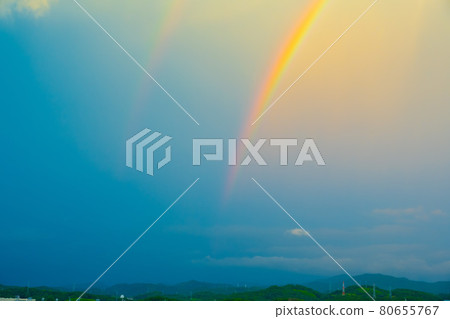A beautiful rainbow pattern that suddenly appeared in the sky 80655767