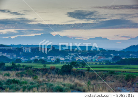 青城時節，河床清澈，遠山間雲霧繚繞，天空佈滿雲彩。 80655812