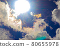漂浮在夏日清晨的天空 80655978