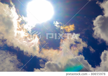 漂浮在夏日清晨的天空 漂浮在夏日清晨的天空 80655978