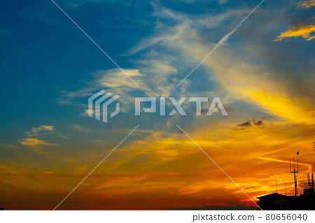 被夕陽染紅的雲彩祭天畫 被夕陽染紅的雲彩祭天畫 80656040