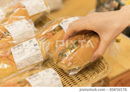 Young woman holding yakisoba bread at a bakery 80656576
