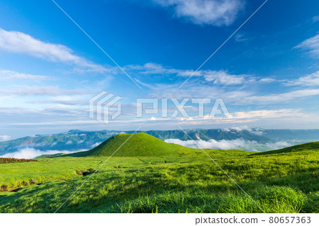 Blue sky and white clouds Scenery of Gogaku in Aso 80657363