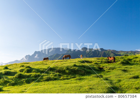 藍天白雲阿蘇五嶽風景 藍天白雲阿蘇五嶽風景 80657384