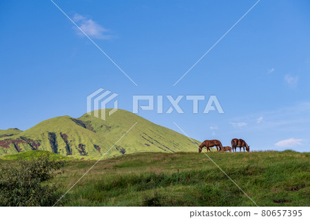 藍天白雲阿蘇五嶽風景 80657395