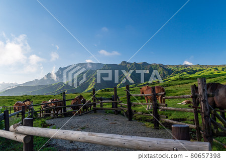 Blue sky and white clouds Scenery of Gogaku in Aso 80657398